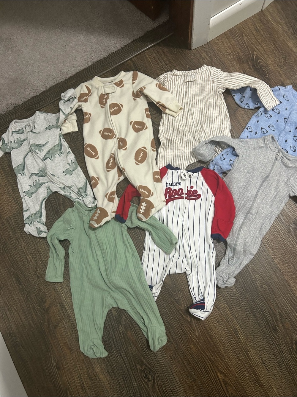 Carter's lot newborn sleepers— 7